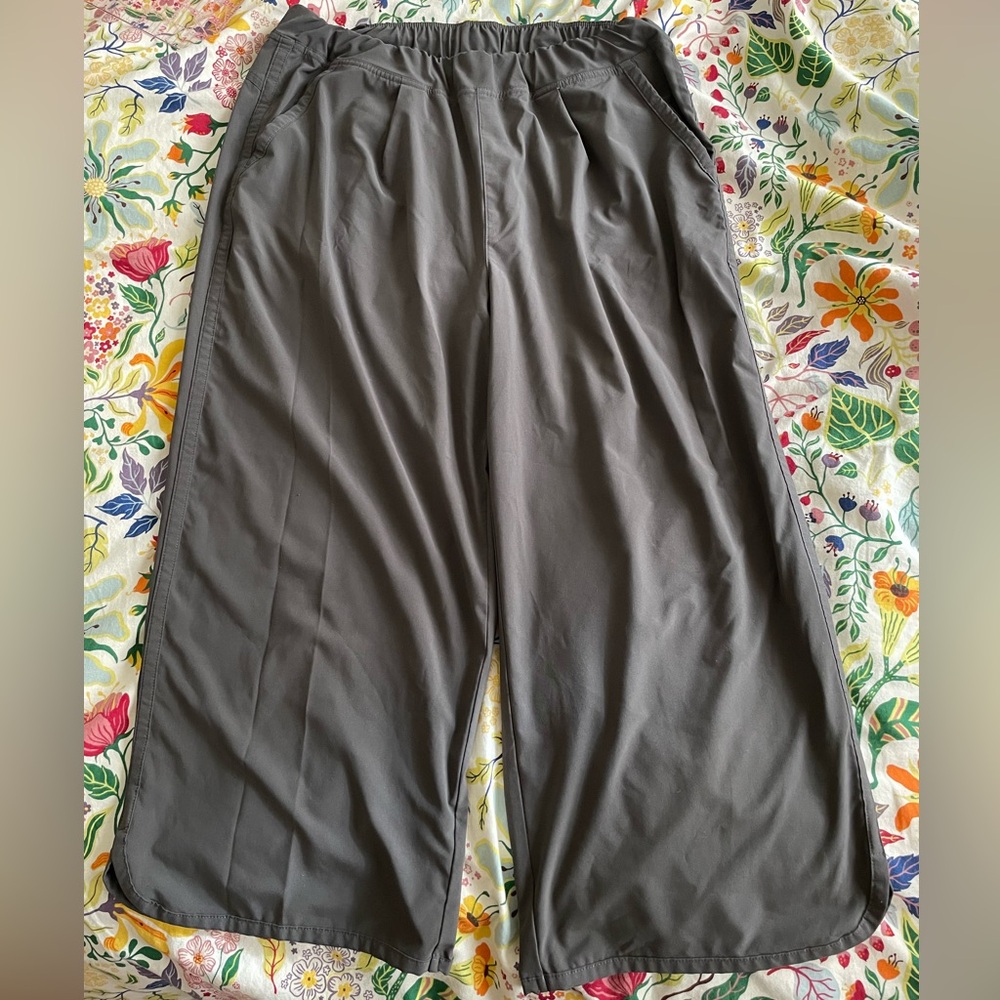 Title Nine Grey Cropped Wide Leg Hiking/Athleisure Pants - Size Large